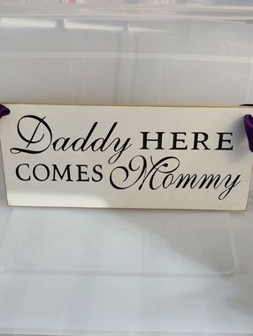 ''DADDY HERE COMES MOMMY'' RING BEARER SIGN BLACK/ WHITE--PURPLE SATIN RIBBON